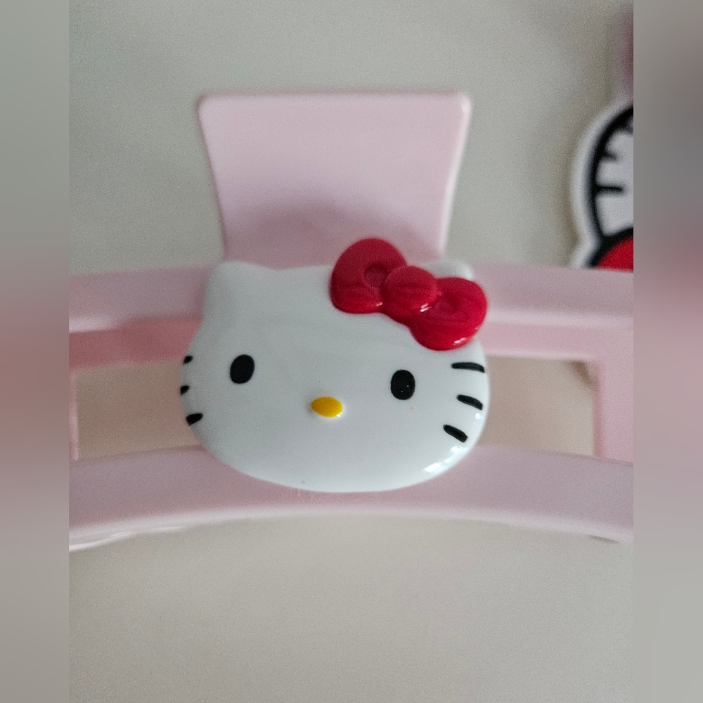 NWT HELLO KITTY x KITSCH Hair Clips/Claws | Set of 2 - Picture 3 of 6